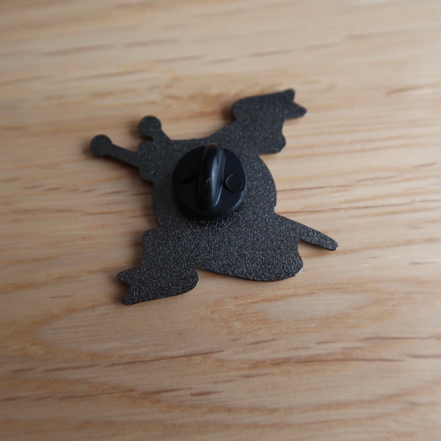 Knit Fast Die Warm enamel pin badge
