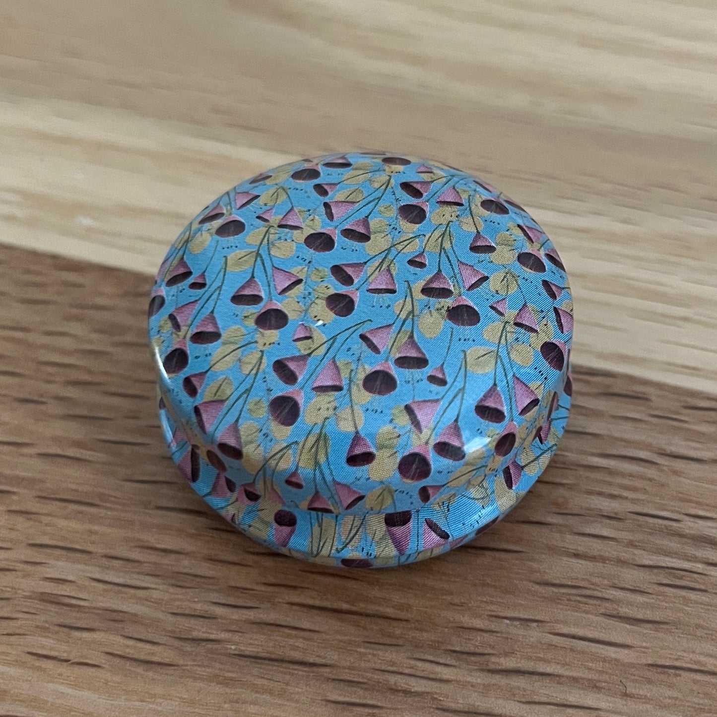 Floral Tin with hexagon stitch markers