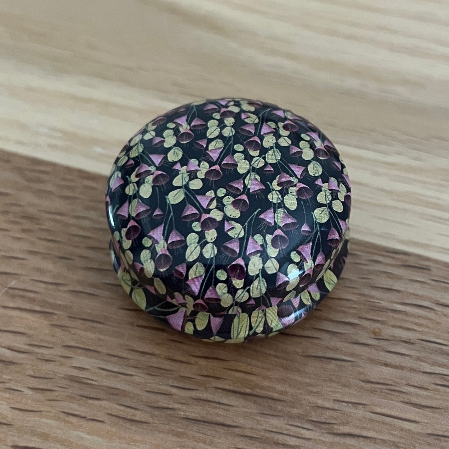 Floral Tin with hexagon stitch markers
