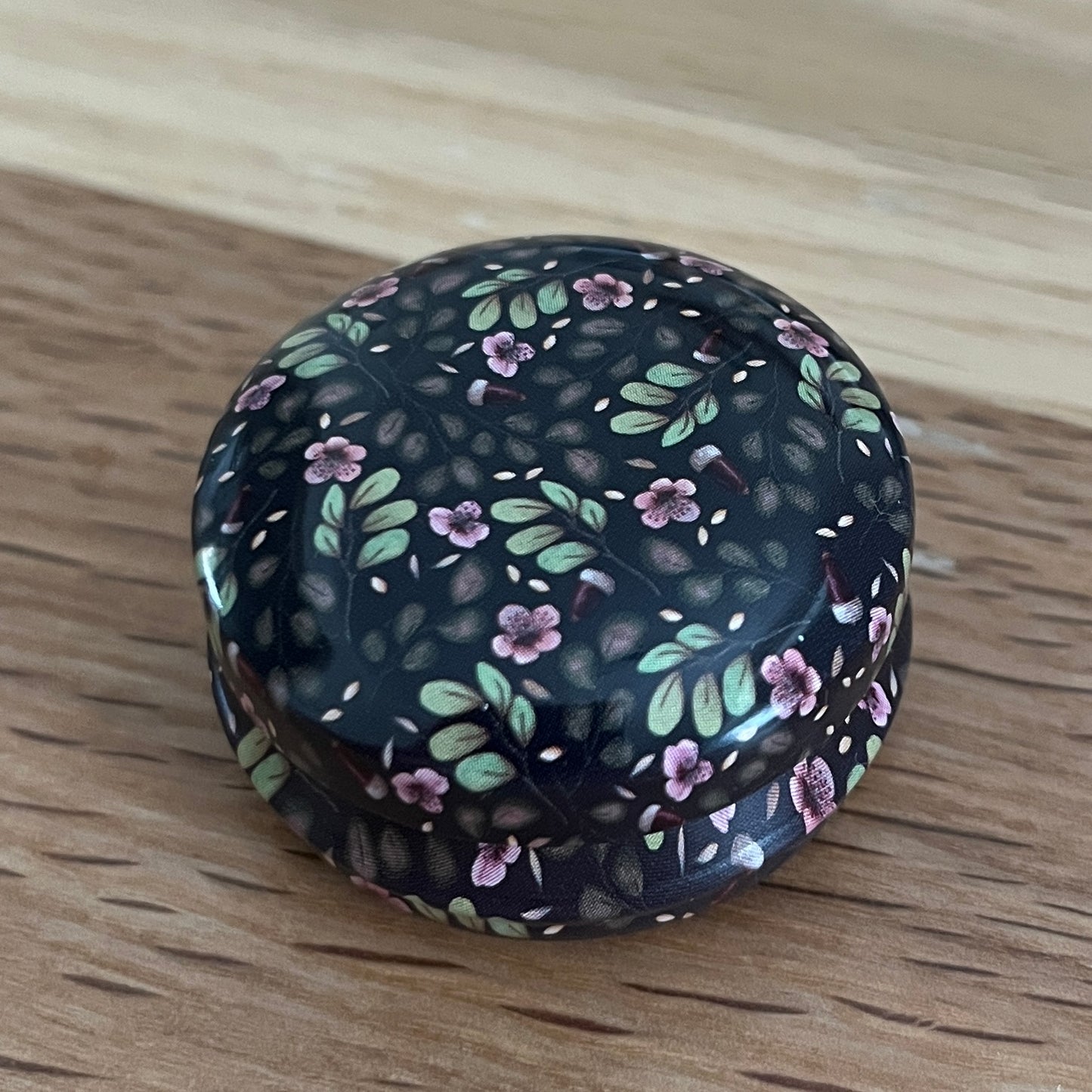 Floral Tin with hexagon stitch markers