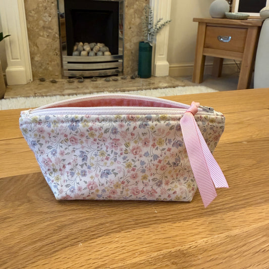 Notions pouch handmade with Liberty fabric - Delicate flowers