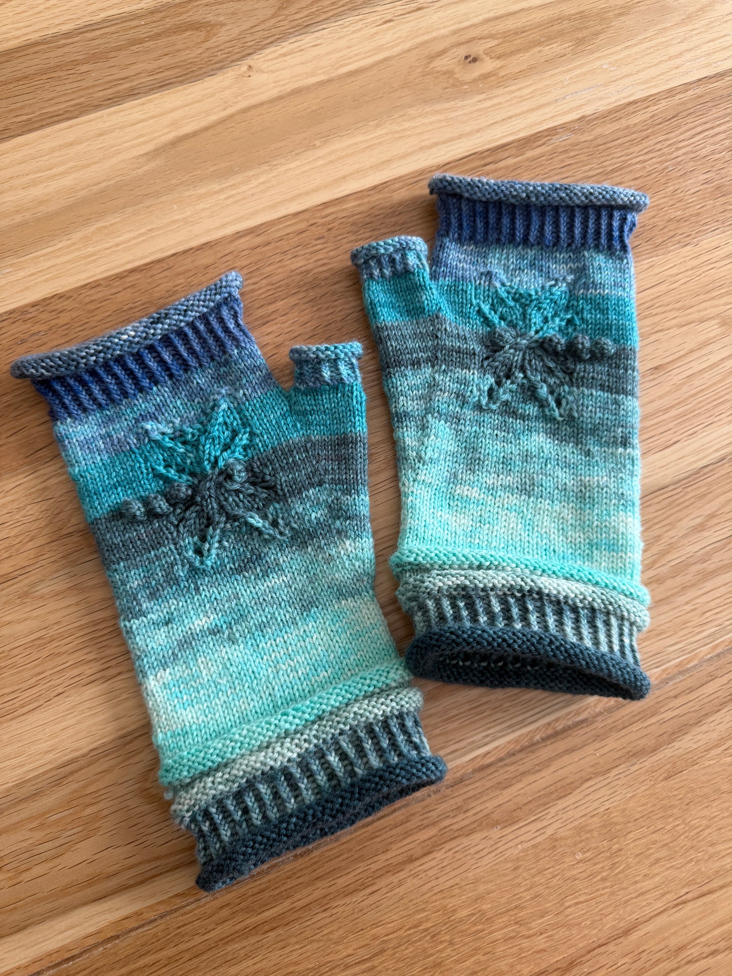 Anisoptera Mitten Knitting Pattern (PDF)