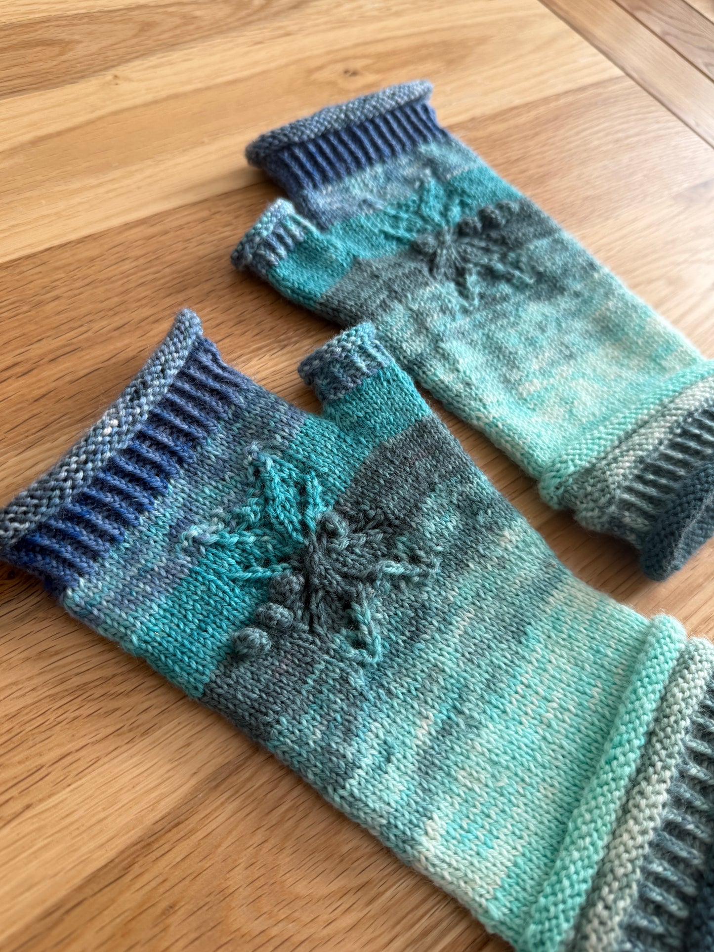 Anisoptera Mitten Knitting Pattern (PDF)
