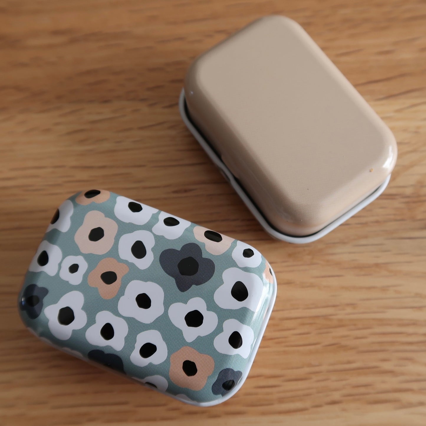 Cute little Tin with bulb pins and tapestry needle