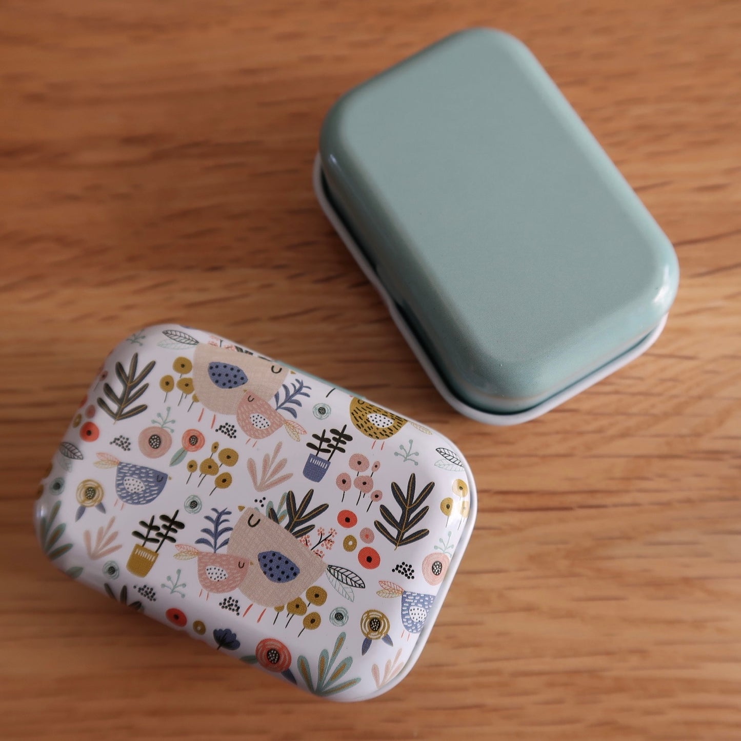 Cute little Tin with bulb pins and tapestry needle