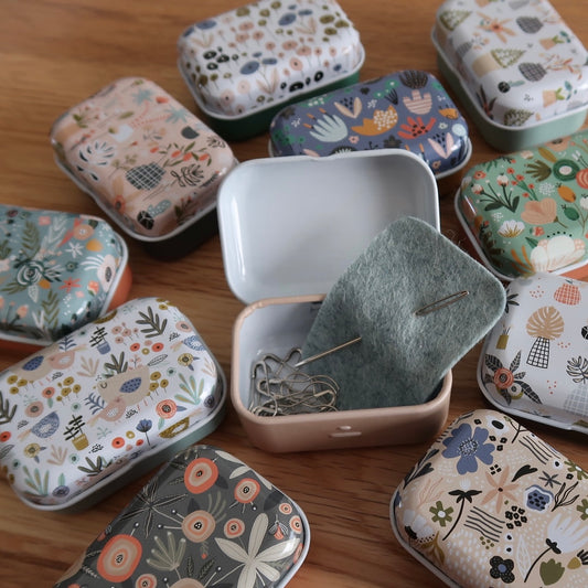 Cute little Tin with bulb pins and tapestry needle