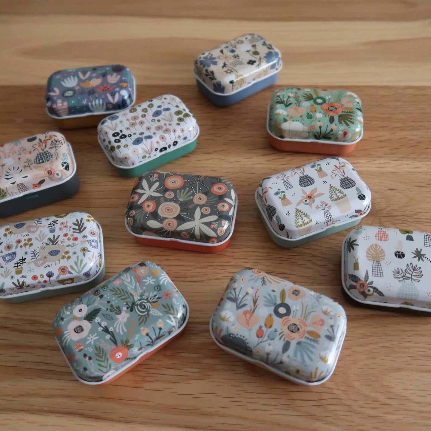 Cute little Tin with bulb pins and tapestry needle