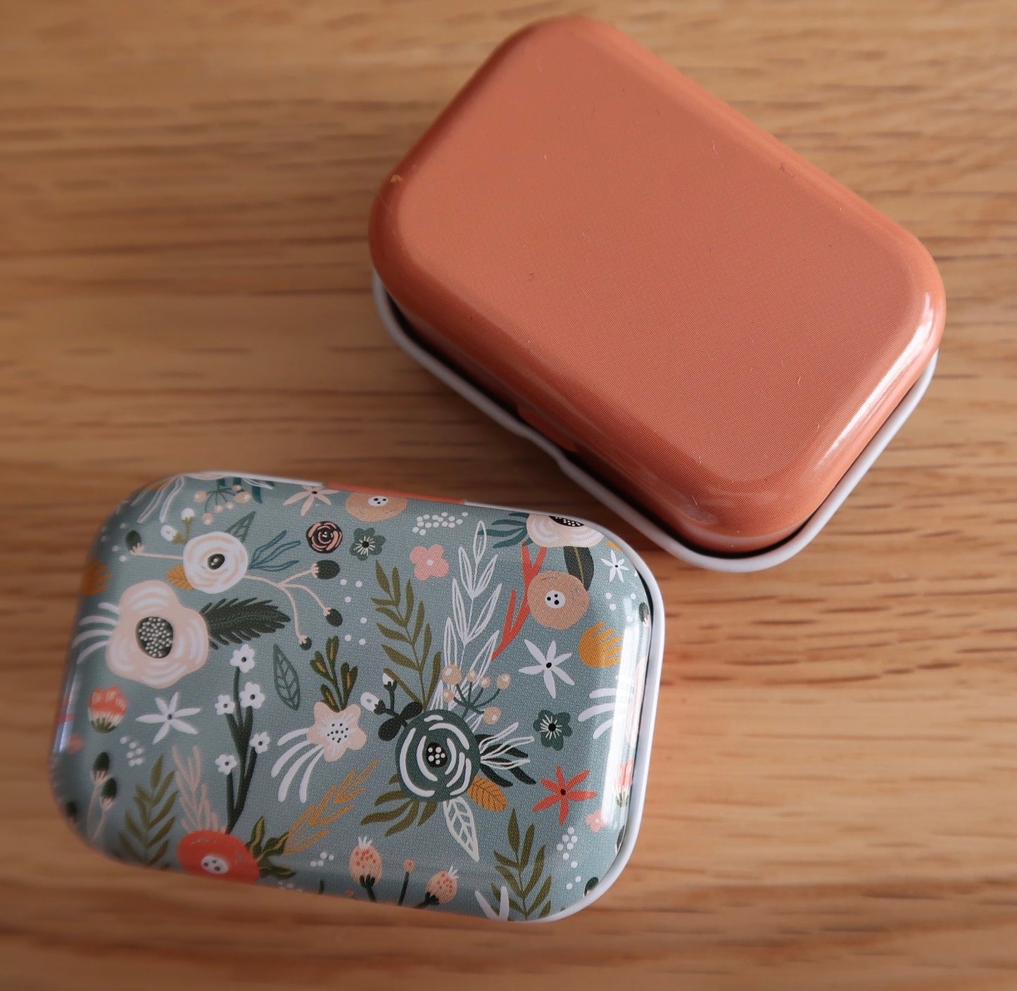 Cute little Tin with bulb pins and tapestry needle