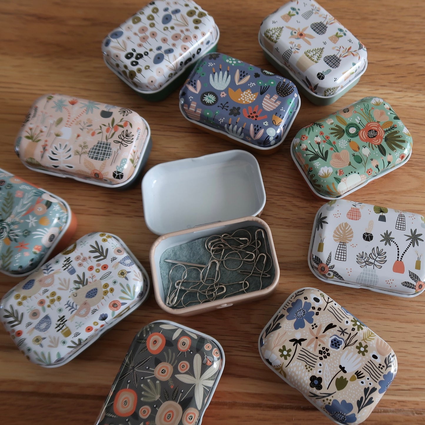 Cute little Tin with bulb pins and tapestry needle