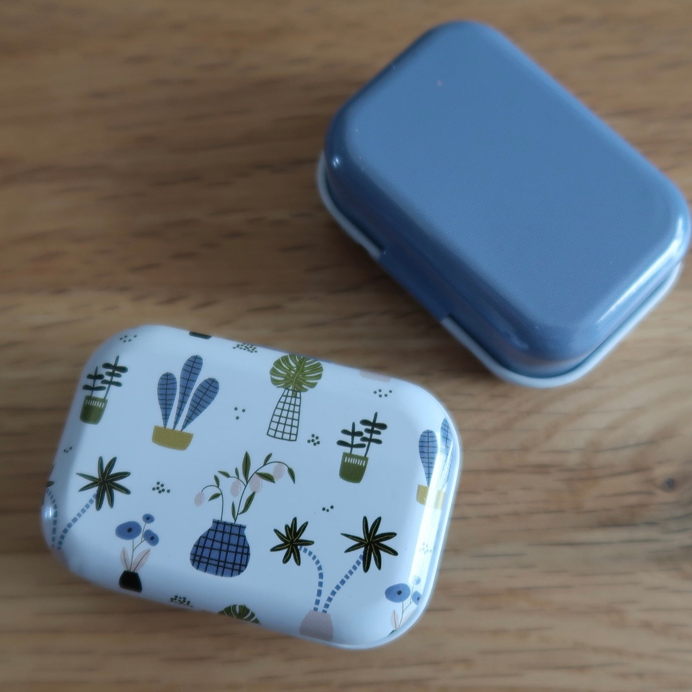 Cute little Tin with bulb pins and tapestry needle