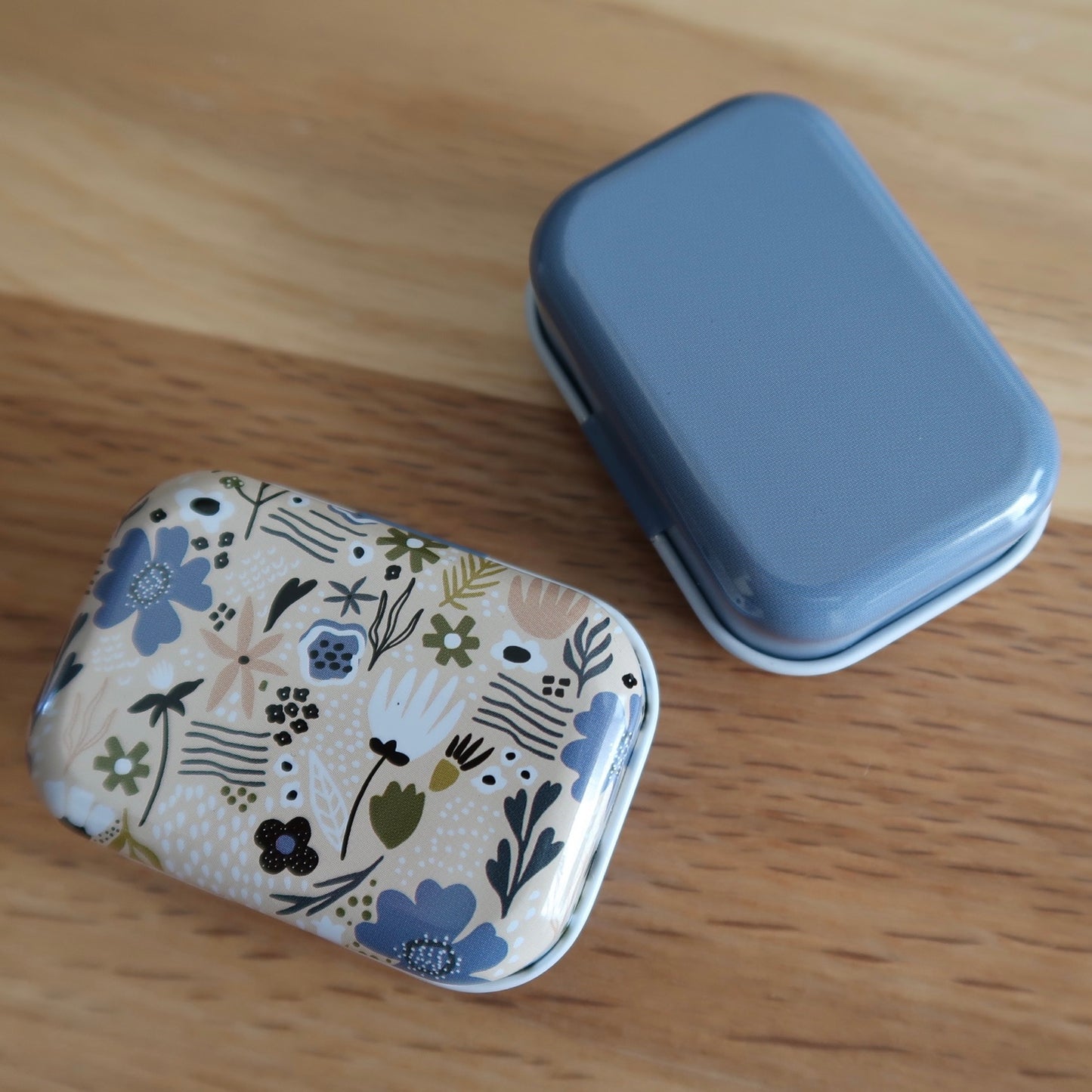 Cute little Tin with bulb pins and tapestry needle