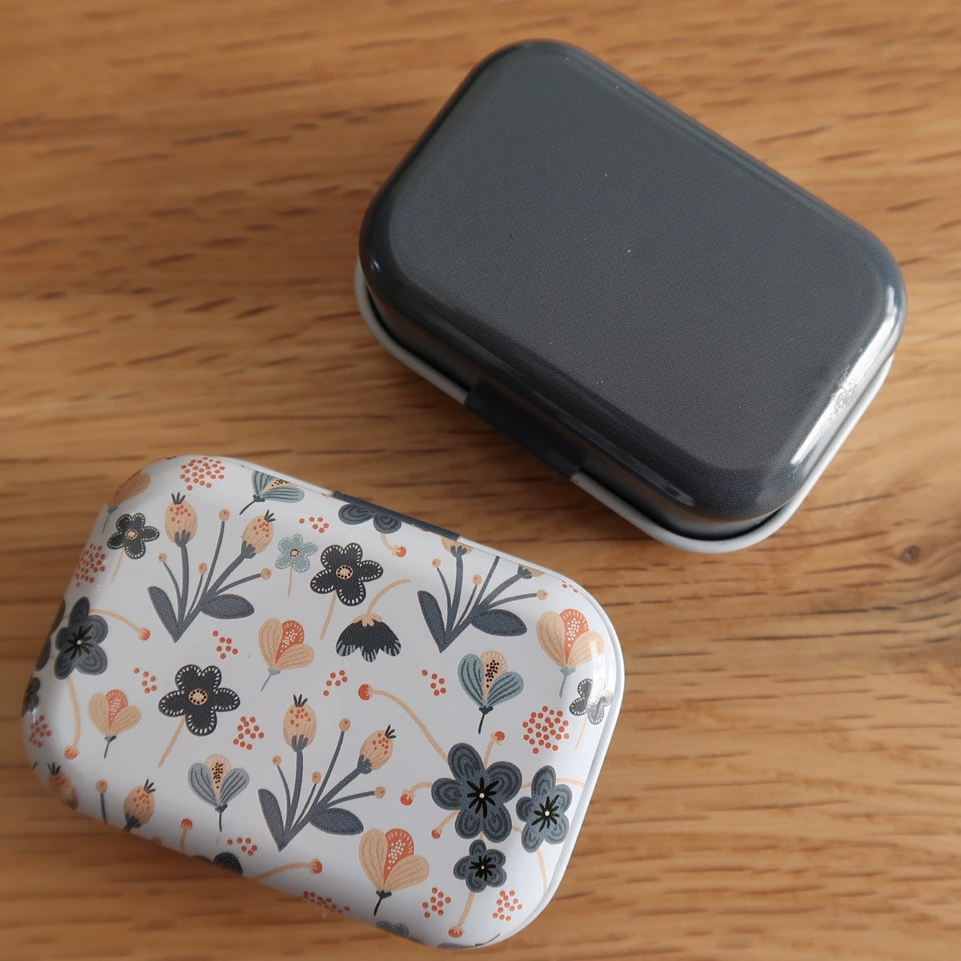 Cute little Tin with bulb pins and tapestry needle