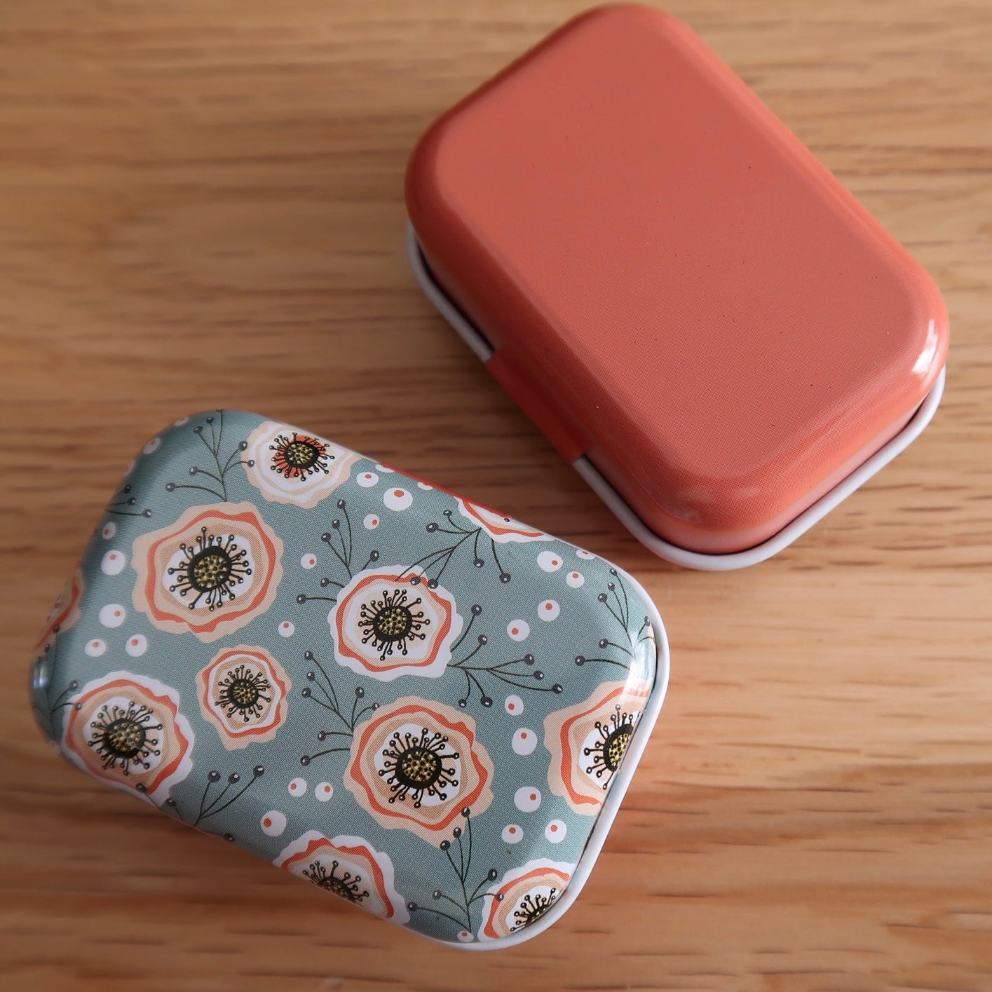 Cute little Tin with bulb pins and tapestry needle