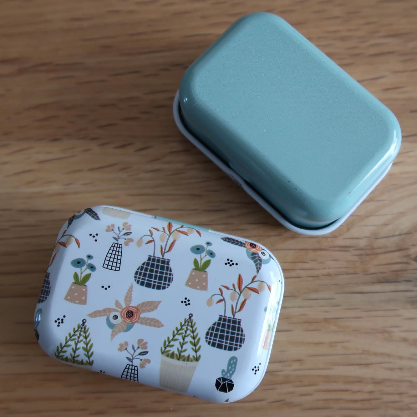 Cute little Tin with bulb pins and tapestry needle