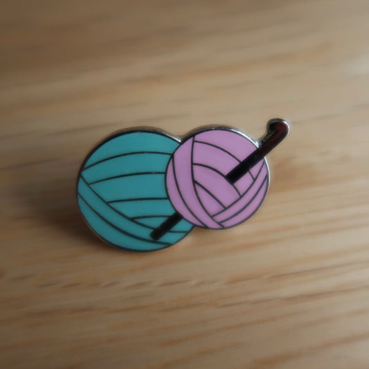 Crochet hook and yarn enamel pin badge