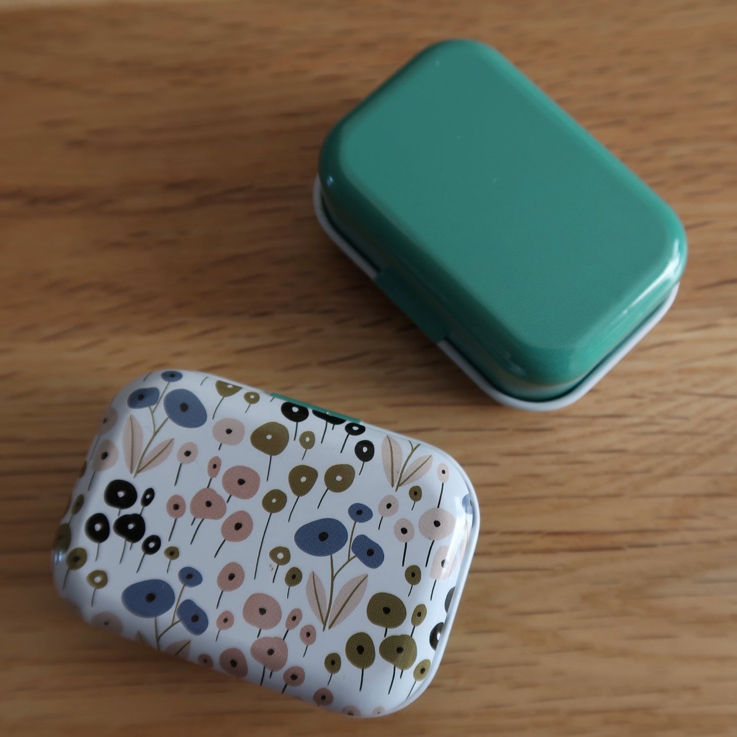 Cute little Tin with bulb pins and tapestry needle
