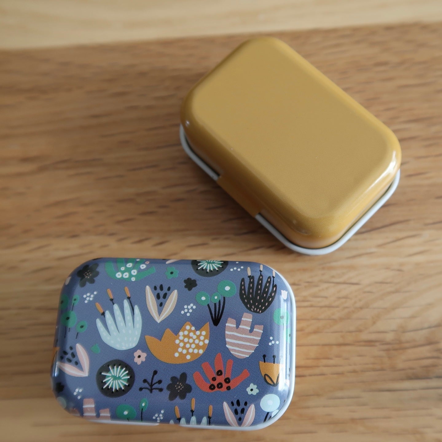 Cute little Tin with bulb pins and tapestry needle