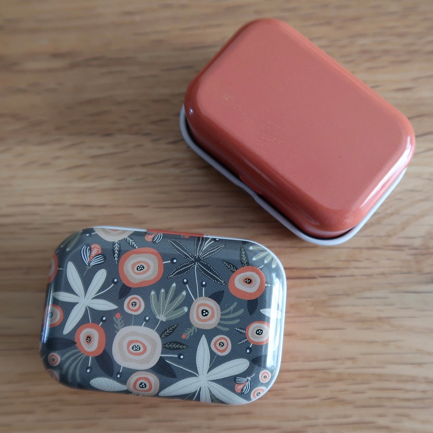 Cute little Tin with bulb pins and tapestry needle