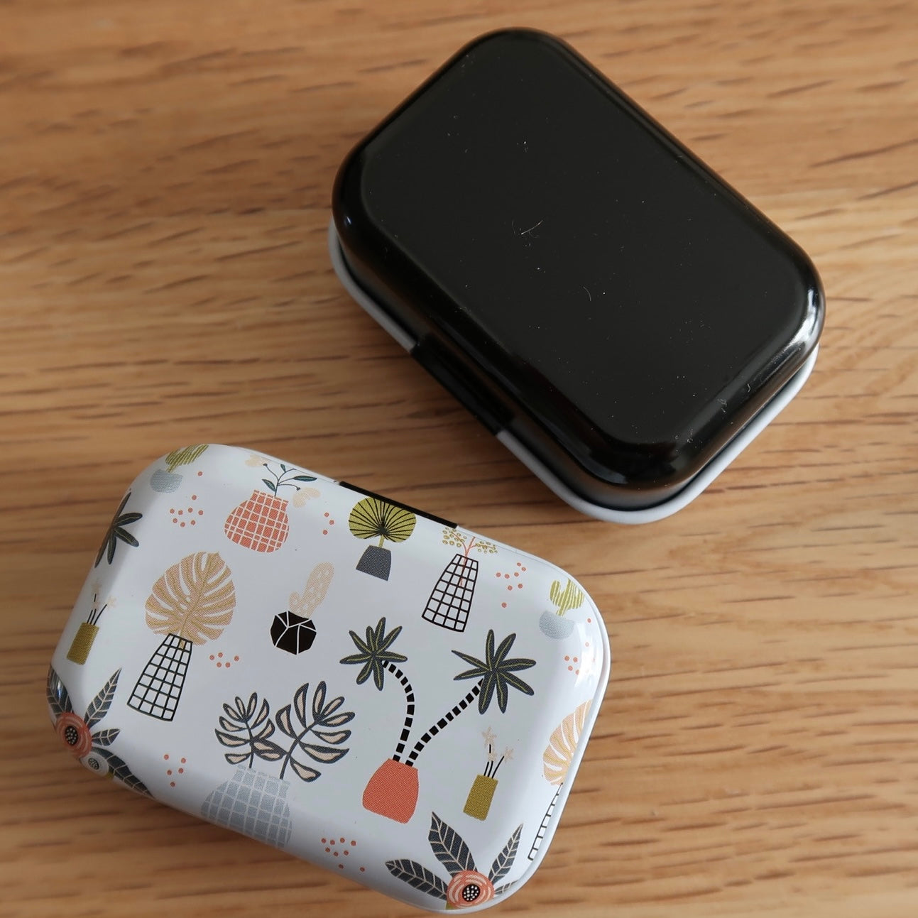 Cute little Tin with bulb pins and tapestry needle