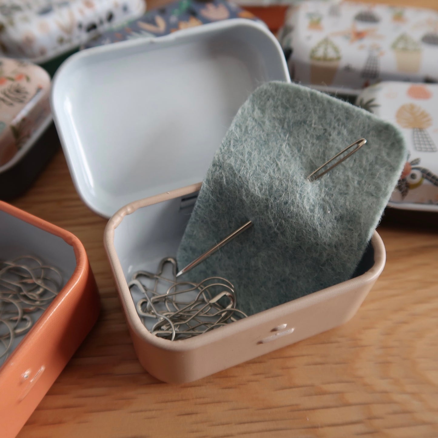 Cute little Tin with bulb pins and tapestry needle