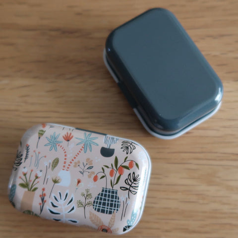 Cute little Tin with bulb pins and tapestry needle