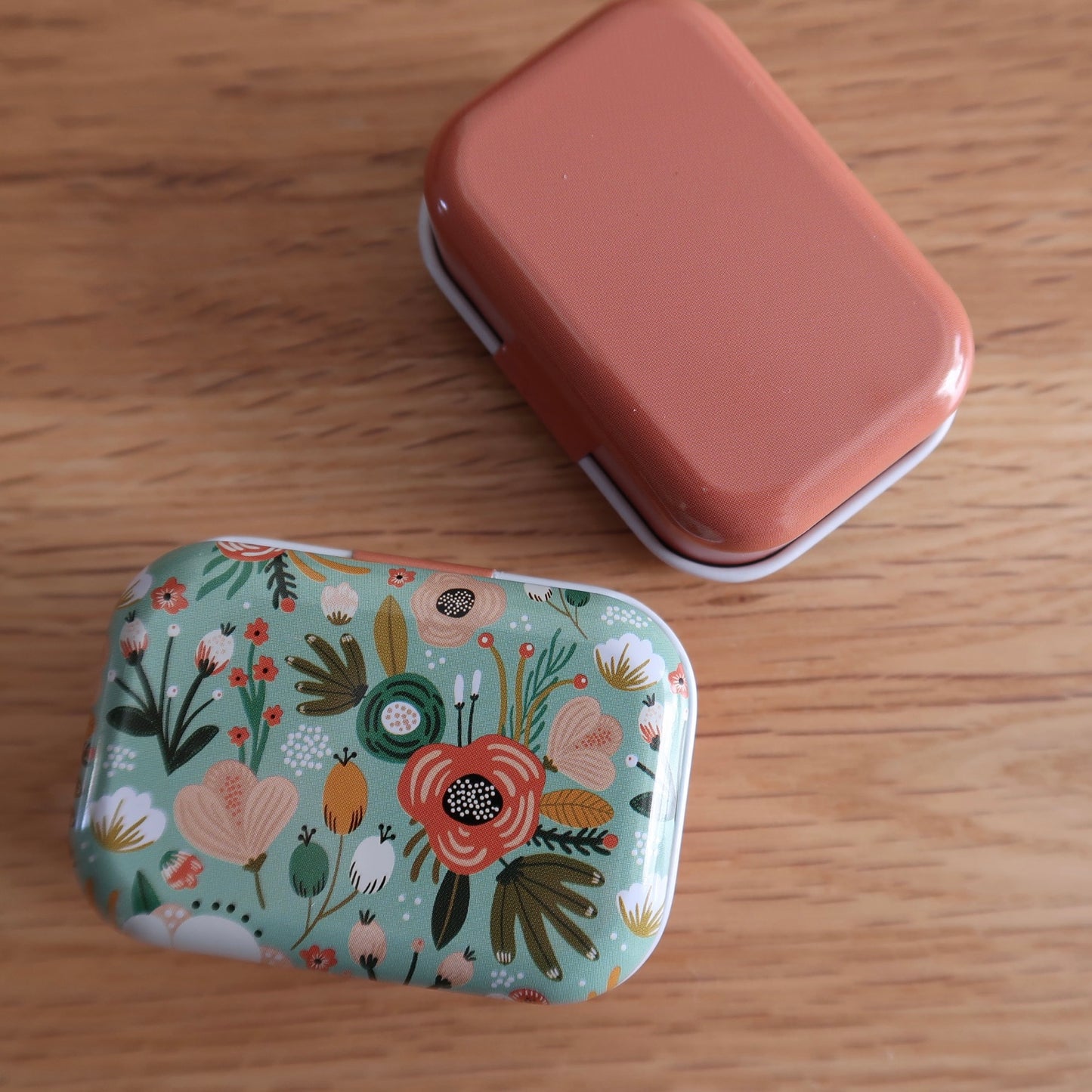 Cute little Tin with bulb pins and tapestry needle